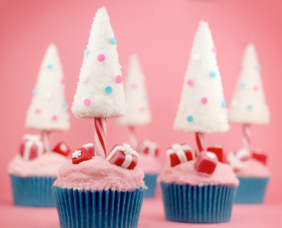 Tons of really creative Christmas cupcake ideas!!