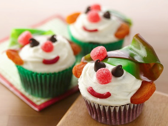 Tons of really creative Christmas cupcake ideas!!