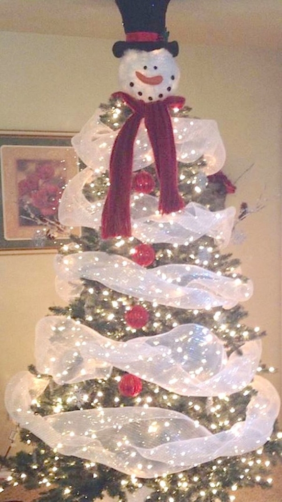 5 Christmas Tree Ideas Kids and Adults Will Both Love -- So easy and cute! A snowman Christmas tree. 