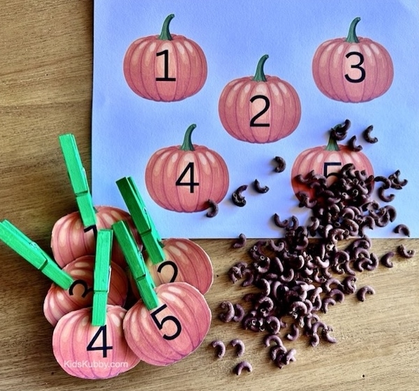 Fun fall activity for kids! Your preschoolers are going to love these fall themed sensory bins for Halloween and Thanksgiving.