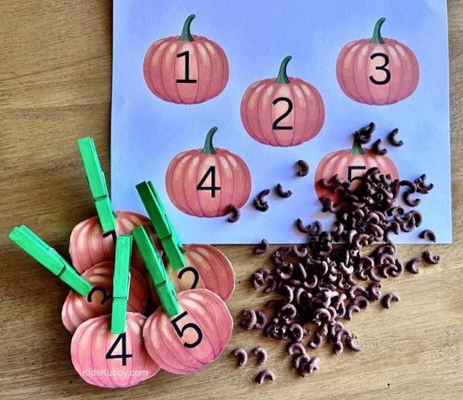 Fun fall activity for kids! Your preschoolers are going to love these fall themed sensory bins for Halloween and Thanksgiving.