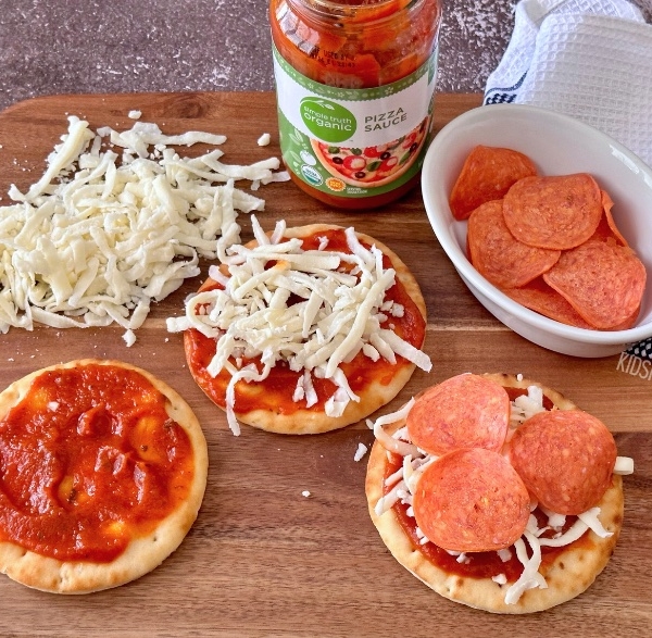 Air fryer mini pizzas – the easiest meal you’ll ever make. My family loves this quick dinner idea so much and I love it because it’s fast and only has 3 basic ingredients. My kids love to help make each mini pizza. Even my toddler can help with this simple recipe. Air fryer mini pizzas are great for busy weeknight dinners, after school snacks, and school lunches.