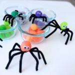 Easy Halloween pipe cleaner craft. How to make spooky and cute spiders! A fun and easy craft idea for kids to make at home.