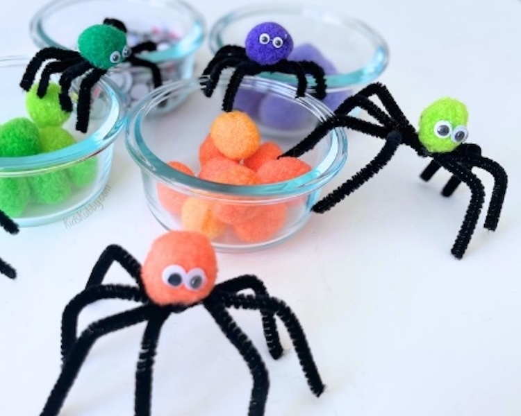 Easy Halloween pipe cleaner craft. How to make spooky and cute spiders! A fun and easy craft idea for kids to make at home.