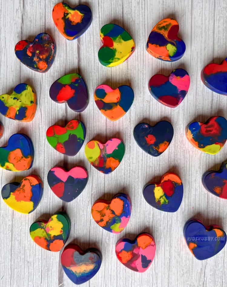 Check out this simple way to recycle crayons into fun heart shapes. These melted crayon hearts are the perfect valentine's day craft. Free printable valentines day cards including.
