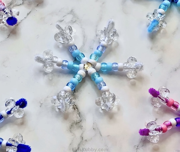 check out this easy to make tutorial for pipe cleaner snowflakes. Simple 5 minute craft idea for preschoolers.