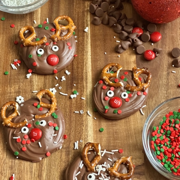 The best reindeer bark recipe ever! Im serious this recipe is so easy to make that even my kids can do it on their own. Just melt some chocolate in the microwave, add some decorations and chill until the chocolate hardens. ITs that easy. Make sure to share this easy christmas candy with all your friends and family this holiday season.