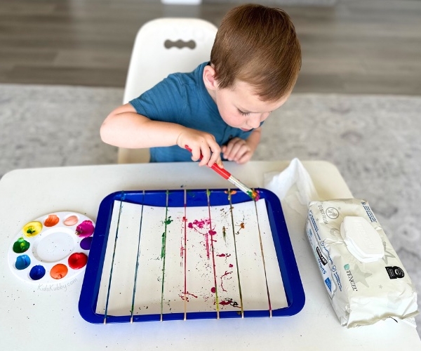 Check out this easy process art project for kids. Rubber band snap painting is a fun and exciting way for kids to paint using their hands!