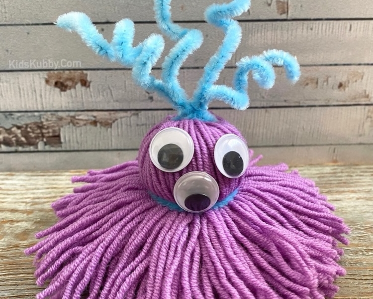 Cute monster craft made with colorful yarn and pipe cleaners! A fun project to do at home when bored for kids of all ages.