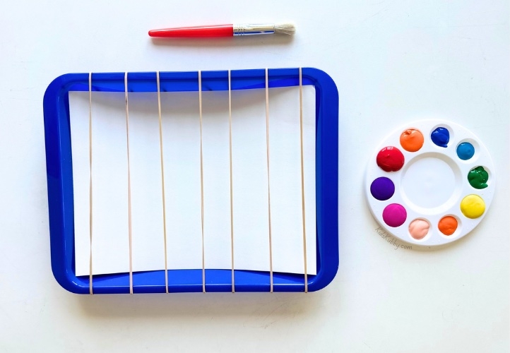 Rubber band snap art - an easy painting project for young kids using supplies found around your house. 