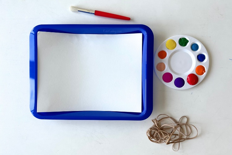 Have you ever painted with rubber bands? Check out this easy project for kids using rubber bands, paint, and some paper. This simple art project will keep kids entertained for hours! 