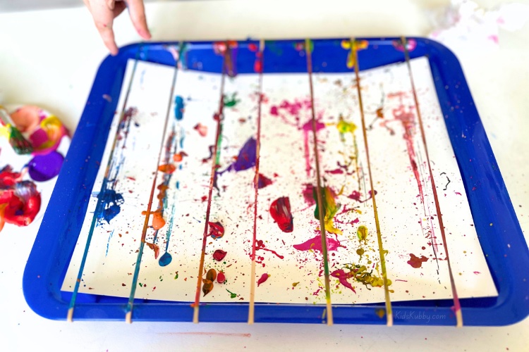 How to make the best rubber band snap painting craft for toddlers and preschoolers. 