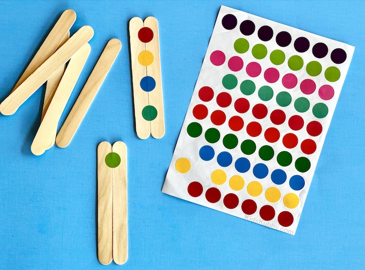 Easy and cheap preschool learning station. Perfect for preschool classroom on a budget. This color matching game keeps kids entertained while they learn!