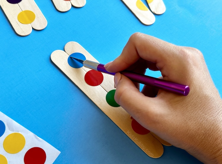 how to use popsicle sticks and dot stickers to teach color matching and pattern recognition to preschoolers. A easy activity for kids. 