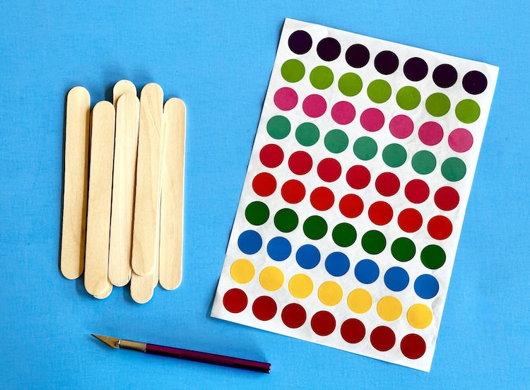 If you're looking for a great way to keep your preschooler entertained, then check out this easy to make popsicle stick dot matching game. A budget friendly activity for young kids.  