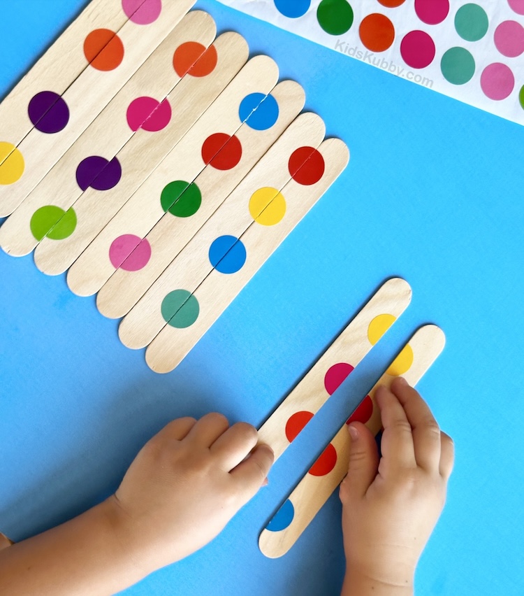 A simple dot sticker and popsicle stick game that kids will love. Using cheap craft supplies you already have at home, you can make a fun and engaging matching activity for toddlers and preschoolers. 