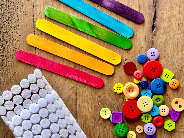 How to make an easy sorting game for kids using popsicle sticks and buttons. A colorful activity for kids that also helps with fine motor skills. 