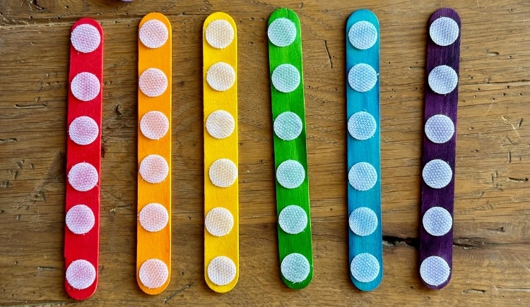 An easy activity for kids that increase color recognition and fine motor skills. Especially great for 3 and 4 year olds.