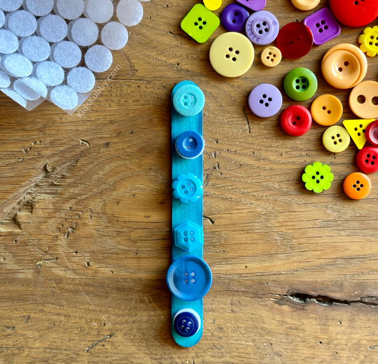 The best sorting game for preschool stations. Quiet time activity made with cheap craft supplies. 