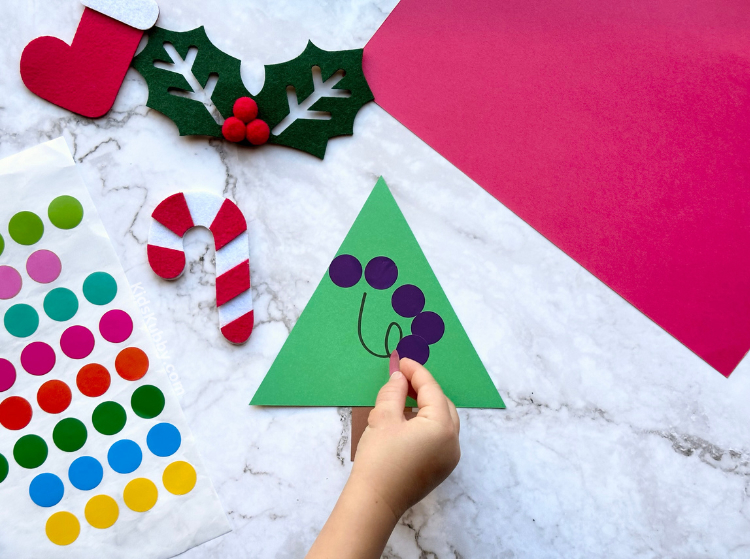 Christmas tree counting activity for kids using cheap supplies. Simple and fun game for kids that helps with fine motor skills and counting. 