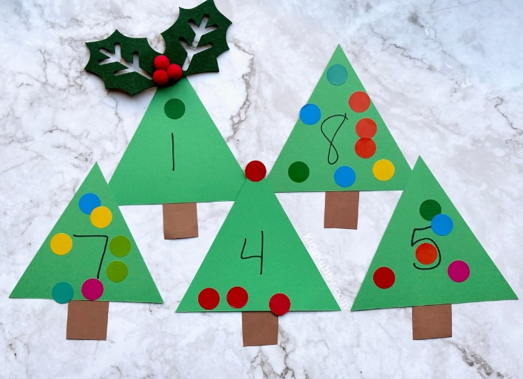 Simple to make counting activity for toddlers and preschoolers to help with number recognition. This adorable Christmas tree coating game is so fun for kids and easy to make for parents. Learning doesn't need to be complicated. Your kids will learn to count in no time with this super fun learning activity. 