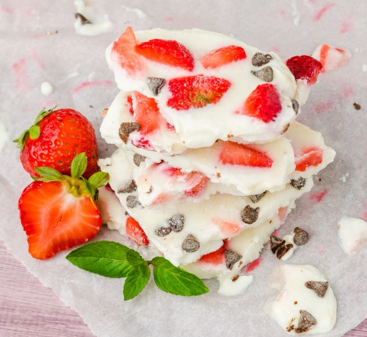 How delicious does this fun snack recipe look? Frozen yogurt bark is the perfect sweet treat for hot summer days. This healthy snack for kids is so easy to make with just 3 ingredients! 