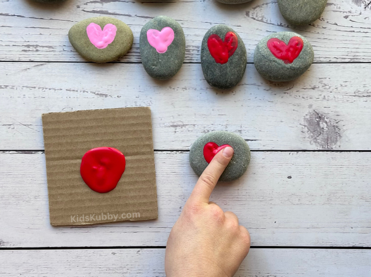 Make an adorable keepsake with your kids using their fingerprints! Painted fingerprint heart rocks are so easy to make and make such fun decorations for your yard. This is a cheap craft idea for kids of all ages. 