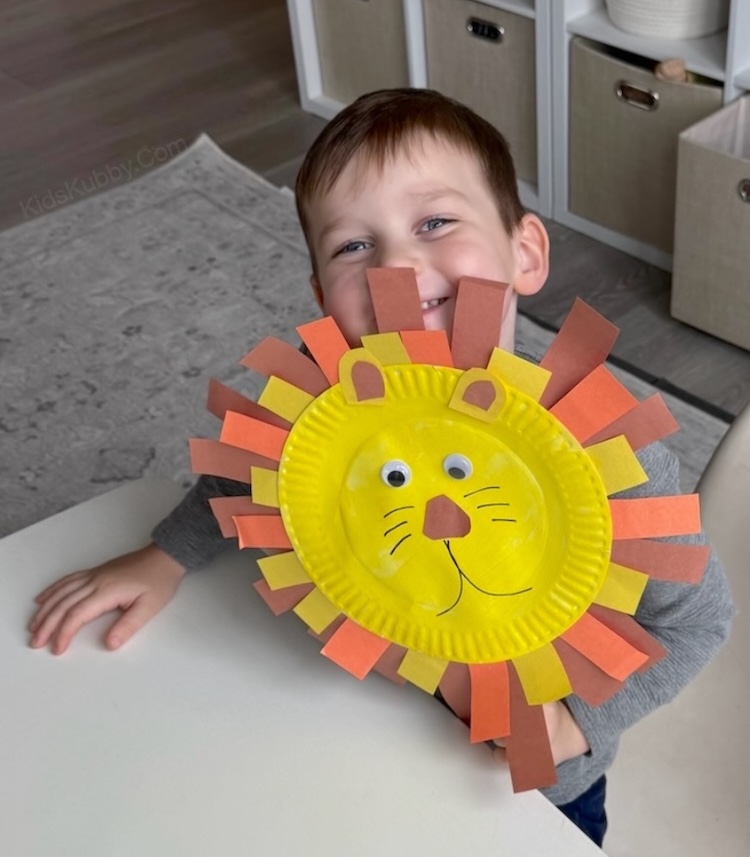 Step by step craft tutorial: How to make colorful lions out of cheap paper plates! A fun and easy craft for preschool and kindergarten. 