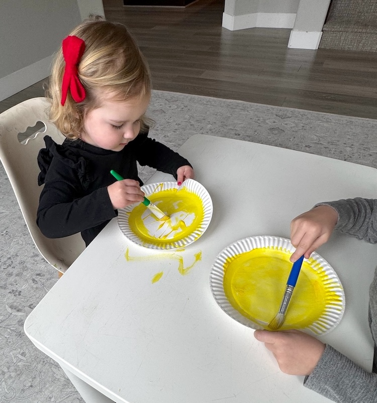 Easy preschool craft made with paper plates! 