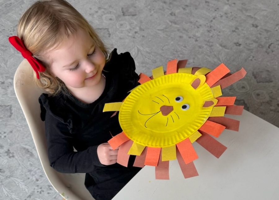 How to make an adorable lion craft out of paper plates. Make this easy craft with this step by step tutorial! A fun project for preschoolers.