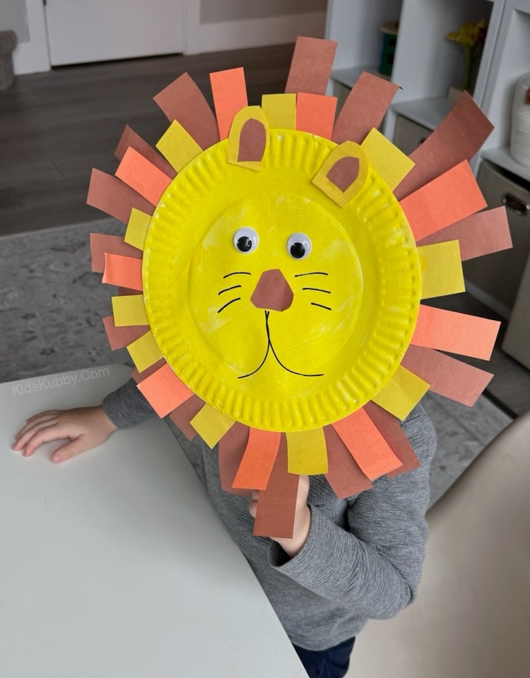 DIY paper plate LION craft! A cute and easy project for kids of all ages using cheap paper plates, paint, and construction paper.